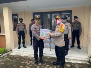 Kapolres Aceh Utara Serahkan Bingkisan Lebaran ke Ratusan Personil