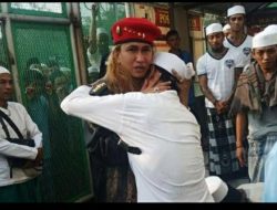 Habib Bahar Bebas Dari Penjara, Kenakan Baret Merah Hingga Dikawal Panglima Kumbang