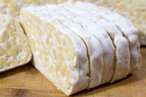 Makan Tempe Mentah Diklaim Lebih Menyehatkan, Simak Faktanya