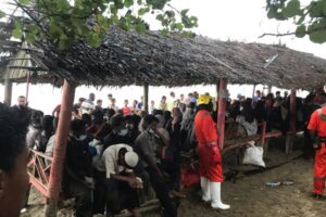 Akhirnya, Warga Lancok Aceh Utara Evakuasi Sendiri Etnis Rohingya ke Daratan