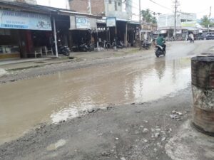 Bertahun-Tahun Tidak Diperbaiki, Warga Kota Santri Keluhkan Kondisi Jalan yang Terus Tergenang