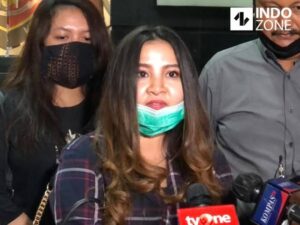 Melan Refra, Putri John Kei Jenguk Ayahnya di Penjara