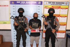 Pria dan Sabu Dalam Kotak Rokok Kaleng Diangkut ke Polres Aceh Utara