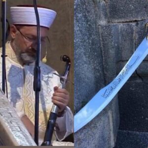 Cerita Dibalik Khatib Gunakan Pedang Ottoman di Hagia Sophia