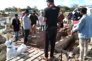 Petugas Pemakaman Dipukul Keluarga Positif Covid-19