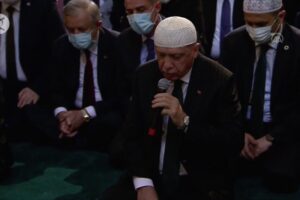 Presiden Erdogan Baca Alquran saat Salat Perdana di Hagia Sophia