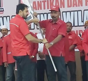 Mualem Kembali Lantik Darwis Jeunib Sebagai Ketua Partai Aceh Bireuen Periode 2019-2024