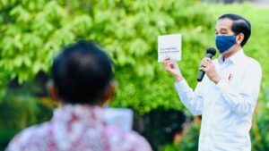 Jokowi Sebar BLT Rp2,4 Juta Buat Usaha, Yuk Daftar!