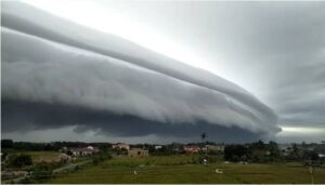 Mengerikan, Awan Raksasa Seperti Tsunami Muncul di Langit Meulaboh