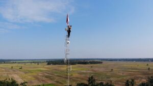 Cinta Tanah Air, Brigadir Irvan Kibarkan Merah Putih di Puncak Tower Triangle Pedalaman Aceh Utara