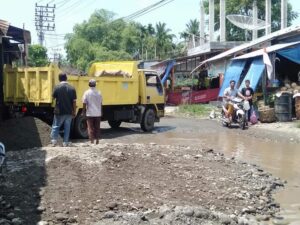 Jenuh dengan Janji Pemerintah, Warga Samalanga ‘Meuripee’ Perbaiki Jalan Rusak