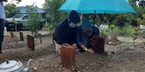 Ketika Tangis Dahniar Pecah Diatas Pusara Anaknya Cekgu Zaki
