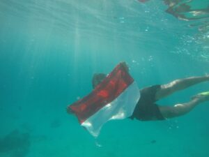 Peringati HUT RI ke 75, Pemuda Cinta Aceh Bentangkan Merah Putih di Bawah Laut