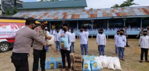 Tindaklanjuti Perintah Kapolri, Kapolres Gayo Lues Bagikan Ratusan Paket Sembako dan Masker