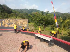 Personil Polres Tapsel Peduli Monumen Nasional Dengan Bersihkan Benteng Huraba