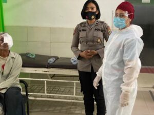 Kisah Heroik Bripda Tika Sinaga, Personil Ditsamapta Polda Sumut Bantu Penderita Kanker Mata