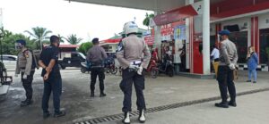 Sat Brimob Polda Aceh Semprotkan Disinfektan di SPBU Langsa