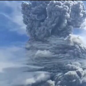 Gunung Sinabung Kembali Erupsi, Abu Vulkanik Capai Ketinggian 5000 Meter