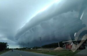 Kepanikan Warga Ketika Awan Bak Tsunami Raksasa Muncul di Langit Aceh Barat