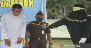 Ditengah Covid19, Pasangan Zina di Aceh Besar Ducambuk 100 Kali