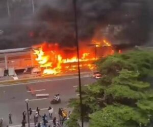 Jakarta Memanas, Halte Bundaran HI Dibakar Massa