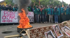 Mahasiswa Aceh Bakar Keranda yang Ditempel Foto Ketua DPR, ‘Puan Sudah Mati’