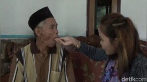 Kakek 78 Nikahi ABG 17 Tahun, Cinta Bersemi di Bensin Eceran, Mahar Honda PCX