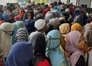 Abaikan Protokol Covid19, Ratusan Warga Bireuen Berdesakan Daftar Bantuan UMKM