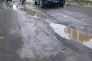 Diabaikan Pemerintah, Keuchik dan Warga Samalanga Rencanakan ‘Meuripee’ Tambal Jalan Rusak