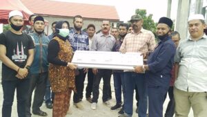 Diterima Darwis Jeunib, Hj. Rizayati Serahkan Lampu Tenaga Surya untuk Masjid Imum Syafii