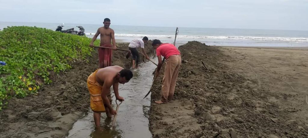 Kuala Seukon Semakin Dangkal, Ratusan Petani Tambak di Samalanga Terancam Punah

LINTAS NASIONAL - BIREUEN, Ratusan petani tambak di kecamatan Samalanga Kabupaten Bireuen terancam gulung tikar karena kesulitan mendapatkan air akibat kuala Seukon sangat Dangkal.

Pada Kamis 22 Oktober 2020 sejumlah petani tambak setempat melakukan gotong royong menggali kuala yang dangkal secara manual dengan menggunakan cangkul untuk dapat memgairi tambak mereka.

Pantauan lintasnaaional.com Kondisi Kuala sudah sangat Sangat memprihatinkan dan sudah berlansung selama beberapa tahun terakhir saat ini mereka sangat berharap kepedulian pihak Pemerintah agar Kuala Seukon yang terletak di Kemukiman Tanjongan tersebut untuk segera digali.

Heri, mewakili petani tambak lainnya mengatakan, ratusan masyarakat disini berprofesi sebagai oetani tambak, akibat susah mendapatkan air asin makan sejak beberapa tahun terakhir hasil panen tidak maksimal bahkan banyak yang merugi.

"Mata pencaharian sehari-hari kami cuma di tambak satu-satunya, sejak beberapa tahun kami terpaksa bergotong royong untuk membuka Kuala dengan menggunakan cangkul, dan ini hanya bertahan sebentar, nanti akan tergerus lagi dan kembali seperti semula," kata Heri

Dengan kondisi seperti ini, Heri berharap kepedulian pemerintah untuk memperhatikan nasib mereka, mereka juga sudah beberapa kali melaporkannya ke pihak terkait, namun hingga saat ini belum ada yang oeduli.

"Pemerintah harus danvDinas terkait harus segera turun tangan, karena ini menyangkut hajat hidup ratusan keluarga, muadah-mudahan ada yang peduli," pinta Heri

Sementara itu salah Keuchik 
di kemukiman Tanjongan Munawar Khalil yang ditemui media ini mengatakan, seluruh Keuchik dalam kemukiman Tanjongan yang terdiri delapan Desa sejak tahun 2016 hingga 2019 sudah mengusulkan dalam Musrenbang Kecamatan untuk diteruskan ke Pemkab Bireuen.

"Namun disaat selesai pembahasan anggaran selama 4 tahun untuk item pengerukan Kuala Seukon tidak pernah ada dalam RAPBD, entah siapa yang menghilangkannya," ujar Keuchik Khalil

Khalil mengakui pada tahun 2018 mengikuti Musrenbang sebagai perwakilan dari Kecamatan yang digelar di Kabupaten dan saat itu menjelaskan kondisi Kuala Seukon yang semakin hari semakin dangkal namun mereka juga mengabaikan.

"Di Musrembang Kabupaten juga saya sudah menyuarakan tentang Kuala Seukon ini tapi belum juga ada realisasi dari Pihak Pemkab Bireuen, kasian mareka sampai harus pakai cangkul untuk membuka kuala yang dangkal," ungkap Khalil

Seperti diketahui Kuala Seukon tersebut berbatasan lansung dengan Kabupaten Pidie Jaya dan merupakan satu-satunya kuala di Ujung Barat Wilayah Bireuen sehingga ratusan petani tambak memafaatkan Kuala Sekon untuk kelansungan hidup mareka. (Red)