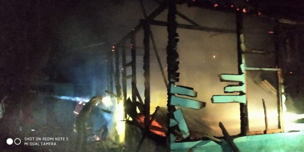 Tak Ada Pemilik, Satu Unit Rumah Warga Samalanga Ludes Terbakar

LINTAS NASIONAL - BIREUEN, Satu unit rumah warga di Gampong Kandang Kecamatan Samalanga Kabupaten Bireuen ludes terbakar pada Kamis 22 Oktober 2020 pukul 19.30 Wib.

Rumah semi permanen tersebut merupakan milik Sulaiman Ismail (70) yang tinggal bersama istri dan anaknya.

Pantauan wartawan lintasnasional.com di lokasi sebelum mobil pemadam kebaran milik Pemkab Bireuen tiba di lokasi, sejumlah warga berusaha memadamkan api dengan menggunakan air yang ada di sekitar.

Menurut salah satu warga setempat Pada saat kejadian kebakaran rumah dalam keadaan kosong sehingga pada saat warga Warga melihat api sudah membesar

"Masyarakat mencoba untuk bisa memadamkan api namun api terlalu cepat membesar," kata salah warga di lokasi

Kemudiaan beberapa saat Pos Pemadam Kebakaran pembantu Simpang Mamplam juga mengerahkan 2 unit Damkar, bersama warga masyarakat beserta TNI/POLRI ikut memadamkan api dilokasi.

Meskipun tidak korban jiwa, namun Karena api begitu besar dan cepat menjalar sehingga dalam waktu sekejab rumah yang beratap seng tersebut rata dengan tanah dan kerugian diperkirakan berjumlah puluhan juta rupiah serta tidak ada barang yang bisa diselamatkan (Mr. Kha)
 
    