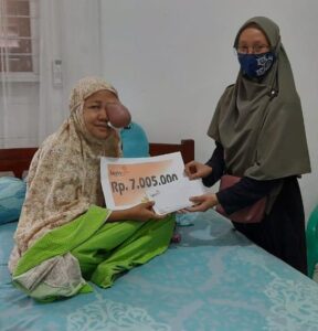 LAZISMU Kota Langsa Serahkan Bantuan untuk Perempuan Pengidap Kanker Air Mata
