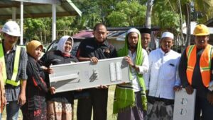 PT. IRJ dan Eddie Foudation Pasang Puluhan Lampu Tenaga Surya di Dayah Rauhul Mudi Jeunib
