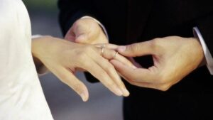 Kesal Suaminya Menikah Lagi, Wanita Ini Patahkan Tangan Penghulu ketika Salat
