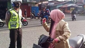 Disetop Polantas Emak-emak di Aceh Teriak Takbir, Lalu Tancap Gas