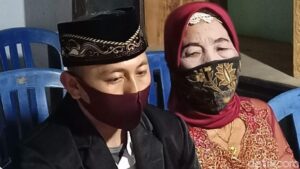 Dilanda Kasmaran, Duda Usia 29 dan Nenek 76 Tahun Berakhir di Pelaminan