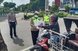 Ditlantas Polda Aceh Bagikan Sembako dan Masker Bagi Pengendara yang Lewati Razia