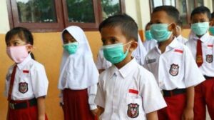 Pemerintah Aceh Intruksikan Guru Pakaikan Masker Kepada 1 Juta Siswa