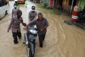 Ketika Polwan Jadi Montir Dadakan di Lokasi Banjir