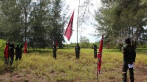 Milad GAM 44, Pasukan Bersebo Layaknya Militer Kibarkan Bendera Bulan Bintang di Hutan