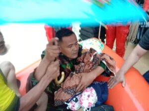 Kesigapan Babinsa Ramil 14/Rtp Evakuasi Bayi 4 Hari dan Sang Ibu Terjebak Banjir di Aceh Timur