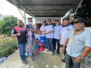IMBI Aceh Serahkan Sembako ke Korban Banjir Aceh Utara