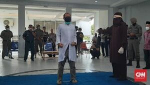 Pasangan Mesum Gay di Aceh Dihukum Cambuk 77 Kali oleh 3 Algojo