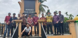 Presiden dan Wakil Presiden Pemuda OKI Kunjungi Situs Sejarah Makam Raja Jeumpa