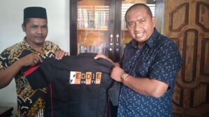 Direktur Eddie Foundation Sematkan Baju ‘Kebesaran’ Relawan Kemanusiaan untuk Ketua Apdesi Makmur Bireuen