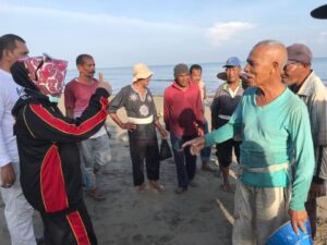 Cut Nyak Cahaya Jeumpa Bertemu dan Bantu Nelayan Aceh, Ini Harapannya
