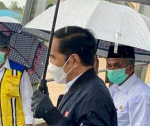Presiden Jokowi Terjang Banjir dan Hujan untuk Tinjau Banjir Kalsel