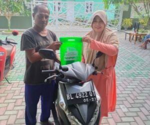 Sahuti Keluhan Nelayan, Hj. Rizayati Serahkan Boat, Sepmor, Alat Tangkap dan HP