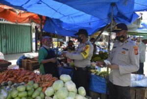 Cegah Mata Rantai Covid-19, Polsek Senapelan Bagikan Masker Gratis di Pasar